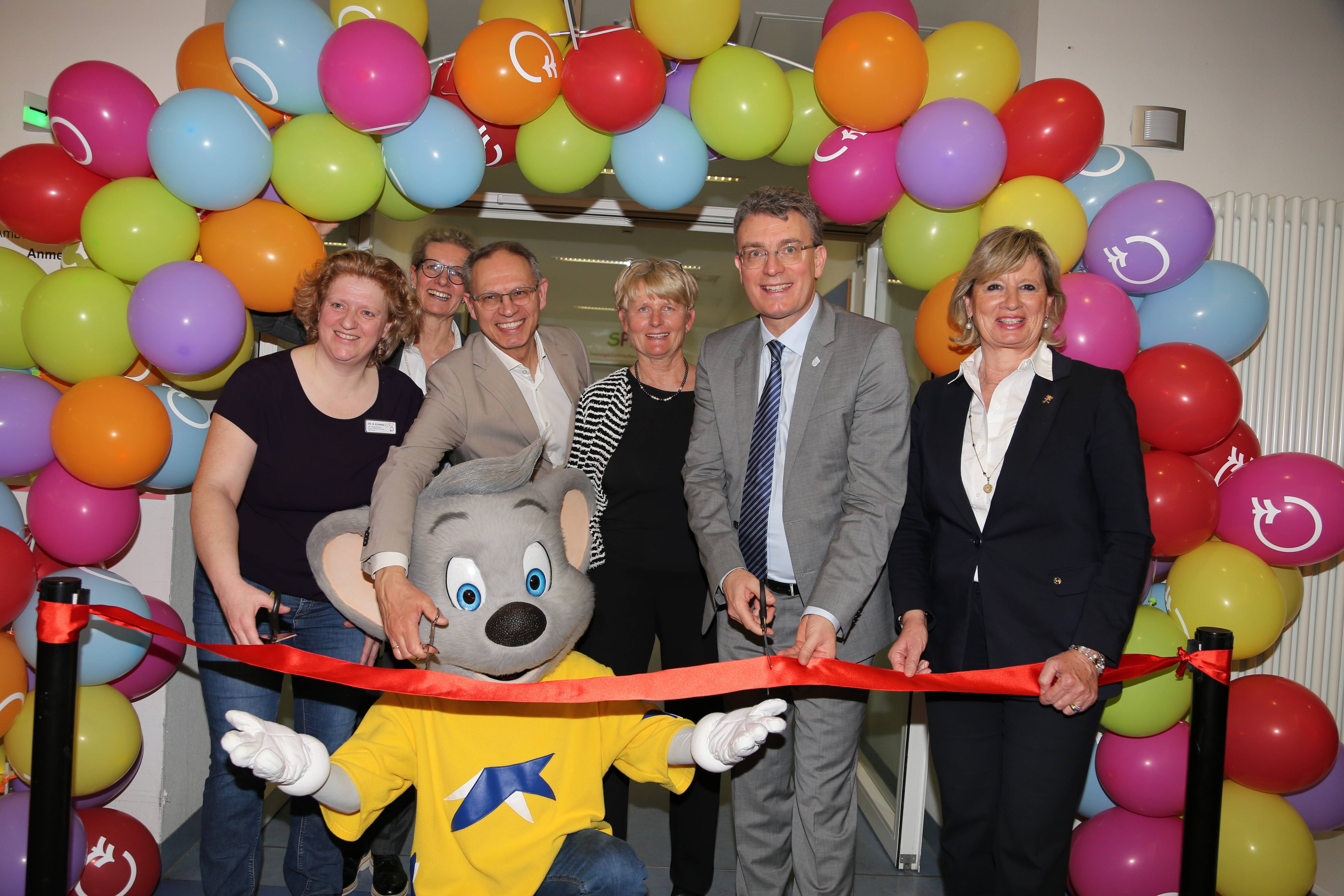 Freuen sich über die neue Einrichtung in der Kinderklinik Ortenau: (v.l.n.r.) Dr. Nicola Kuhnke, Claudia Bauer-Rabe, Professor Dr. Patrick Gerner, Dr. Martina Bregler, Landrat Thorsten Erny, Mauritia Mack und Ed Euromaus bei der symbolischen Eröffnung des SPZ. 