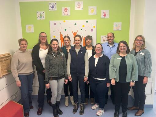 Arbeiten in Zukunft noch enger zusammen, um Kindern mit Entwicklungsauff&auml;lligkeiten zu helfen: Julia Ringeler (1.v.r.) und Larissa Jansen (2.v.r.) vom SPZ mit Laura Bitterwolf (5.v.l.) vom Gesundheitsamt des Ortenaukreises und Dr. Katrin Nagel (2.v.l.) vom Gesundheitsamt des Landkreises Rastatt mit weiteren Kolleginnen und Kollegen.