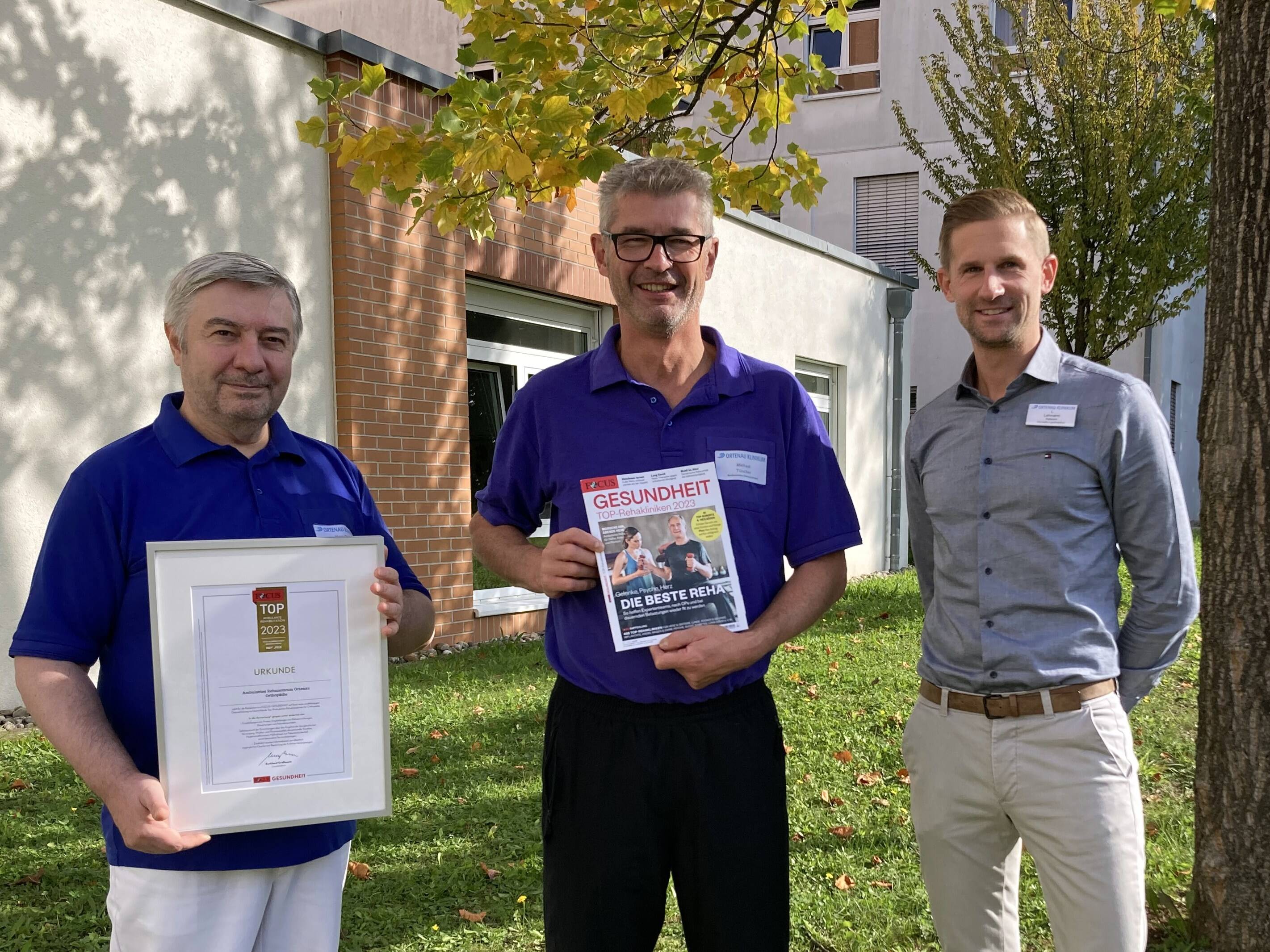 Gruppenfoto: (v.l.n.r.) Dr. Suleyman Yandiev, Ärztlicher Leiter, Michael Tüncher, Stv. Therapeutischer Leiter und Lukas Lehmann, Kaufmännischer Leiter des Ambulanten Rehazentrums Ortenau
