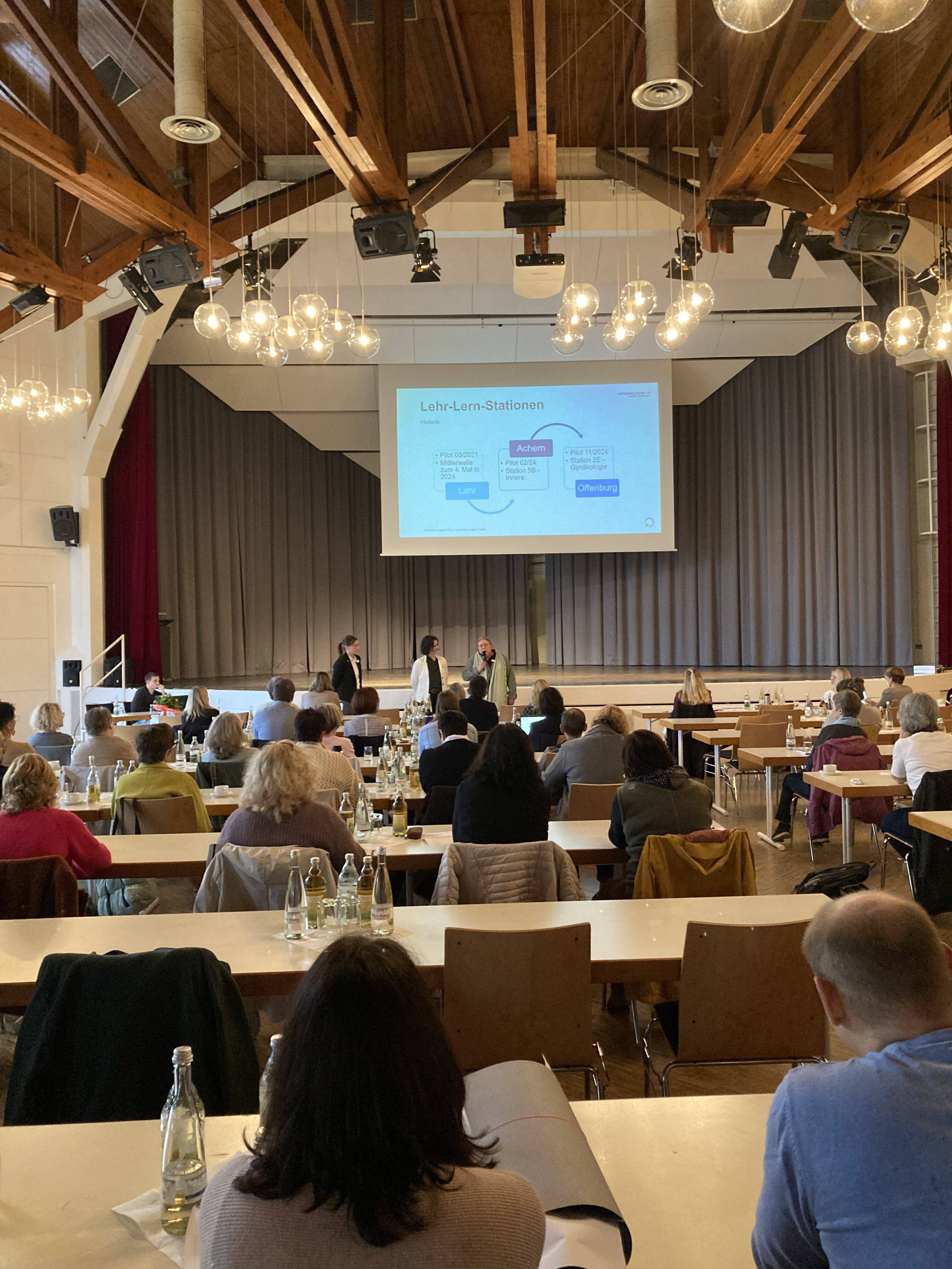 Begrüßung der Teilnehmenden zum sechsten Pflege-Netzwerktreffen des Ortenau Klinikums in der Sternberghalle in Friesenheim.