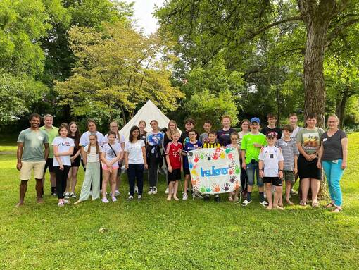 Die jugendlichen Teilnehmerinnen und Teilnehmer des Diabetes-Camps im Juni 2024 mit dem ärztlichen Leiter Ingo Sum (2.v.l.) im Park des Ortenau Klinikums in Offenburg, Betriebsstelle Ebertplatz.