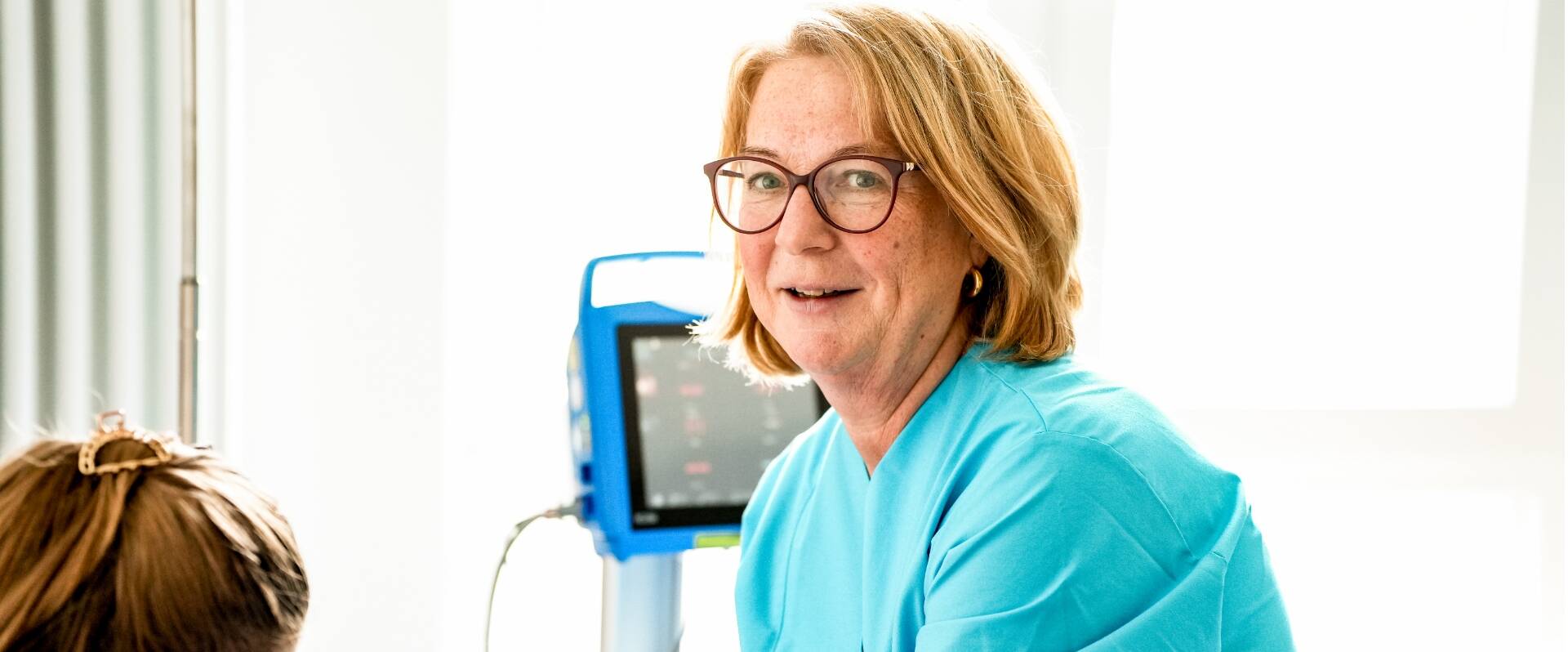 Pflegerin mit kleiner Patientin