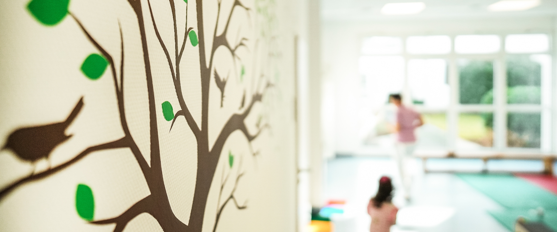 Wandgemälde eines Baumes mit Vogel im Sozialpädiatrischen Zentrum (SPZ)