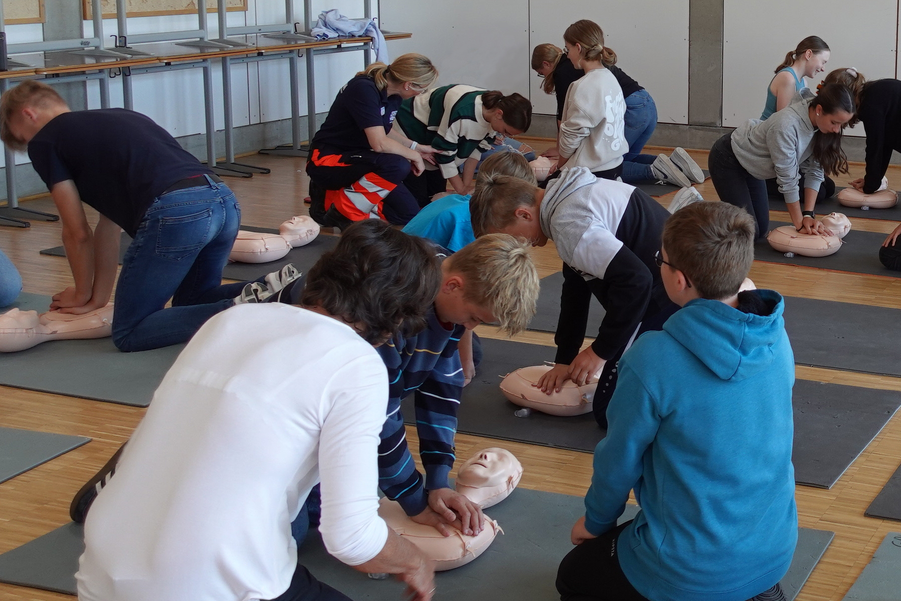 Schulsanitäter der Klassen 8 bis 12 am Gymnasium Achern bei der praktischen Übung zu Reanimation.
